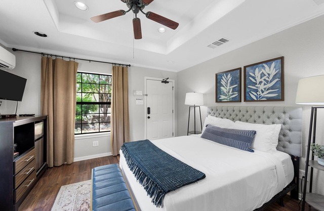 Boutique Hotel Suite on 30 Acre Retreat & 20 Minutes to Baylor & Waco Activities