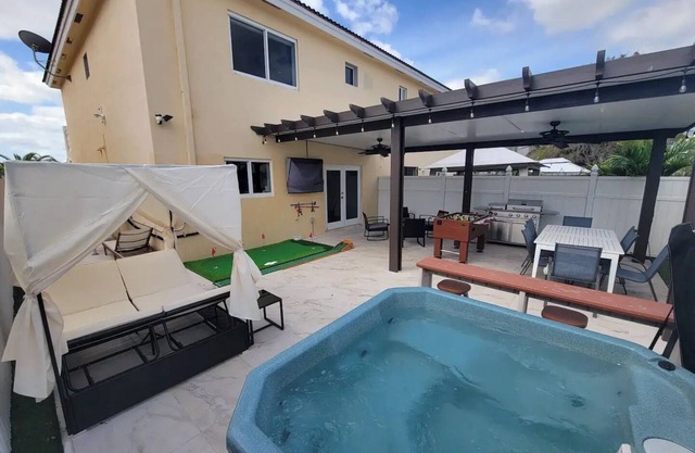 Boutique Style Home 3 Bedrooms Mini-Golf, BBQ, Hot Tub, EV-Charger Games Casino