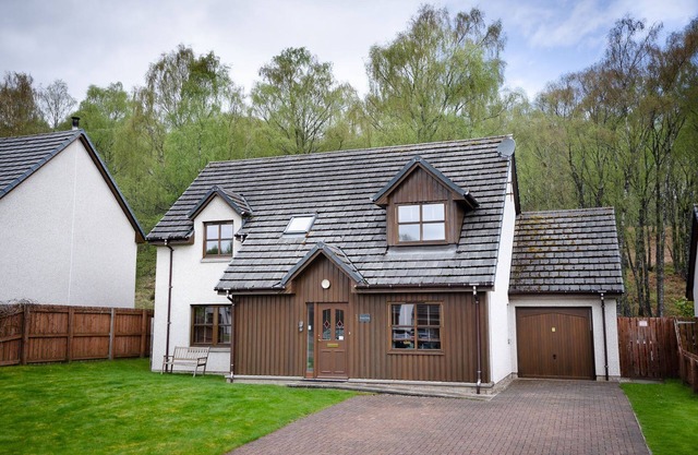 Bracken House - a house that sleeps 8 guests in 4 bedrooms