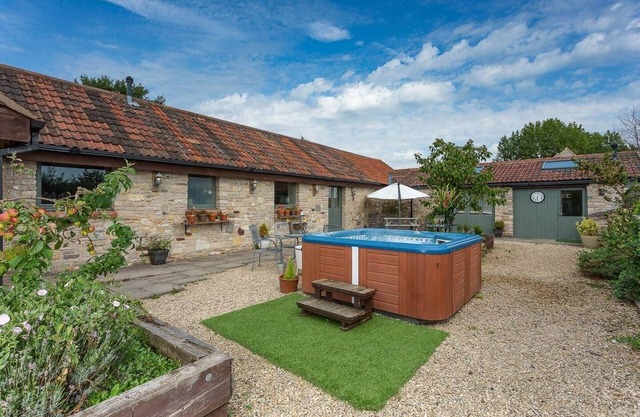Bramley Barn near Bath + Hot tub