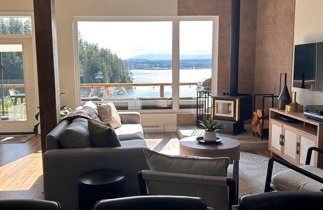 Brand New 2 Bedroom Oceanside Cabin w/Spectacular Ocean views & Pet Friendly!n