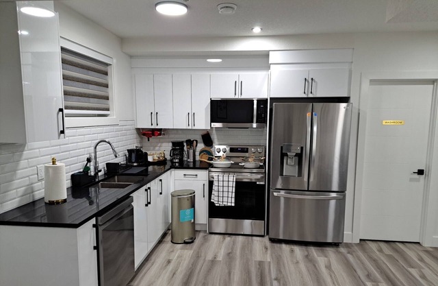 Brand New 2 Bedroom Suite with Private Entrance-10 min to Airport, self check-in