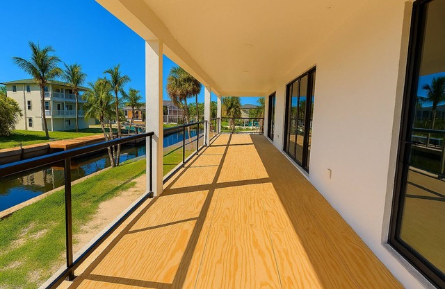Brand New 3 BR, Canal Front, Gulf Access, Bring your Boat, Sleeps 6,Wi-Fi