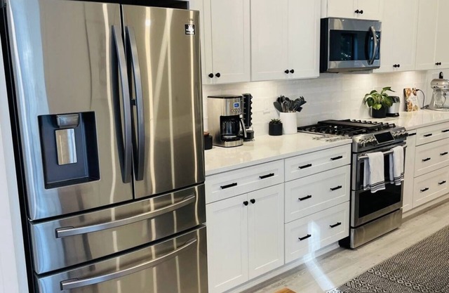 Brand New 3 Story 4 bed, 2.5 bath House w/rooftop deck w downtown skyline views