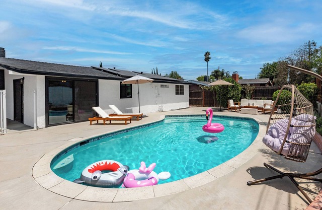 Brand New 4BR: Fireplace, Foosball, table tennis, Reseda.