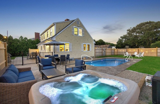 Brand New 5BR - Pool, Hot Tub, A/C – Walk to Beach, Main St. & Ferry - Sleeps 12