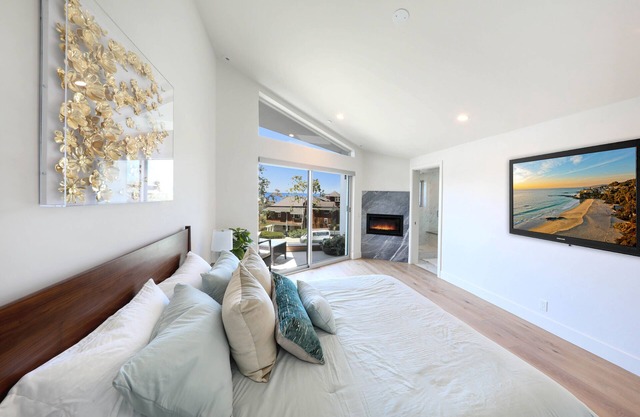 Brand New Home w/underground garage, elevator, fast WiFi, AC - 7 min to beach!