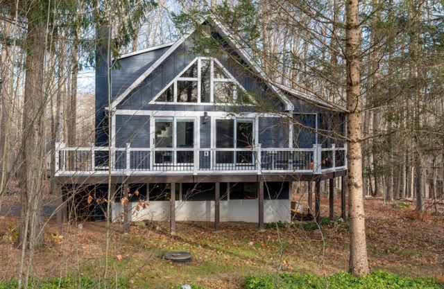 Brand new Lakehouse short walk to lake