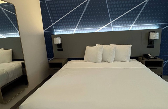 Brand New Modern Bedroom with AC, TV & WiFi in Chicago Near Wind Creek Casino