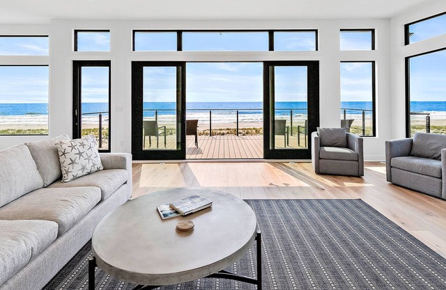 Brand New Oceanfront 6 Bdrm 4 en Suites with Pool 1053C North Beach