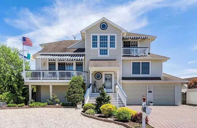 BRAND NEW Pool for 2025 ~ Island Bliss 5BR 3BA Luxury Bayside Beauty ~ Sleeps 12