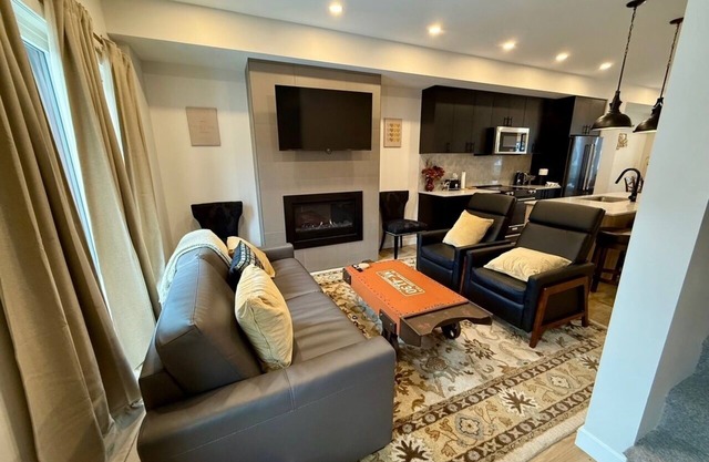 Brand new slope-side townhome private hot tub excellent access