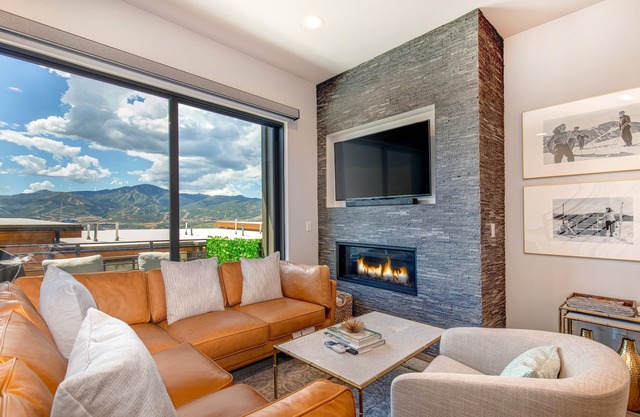 Brand-new townhome with views & hot tub - 12 mins to Park City & Deer Valley
