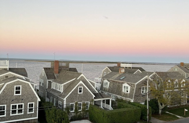 BRANT POINT breezes, spectacular views. Perfect for family. Walk to Town/Beach!
