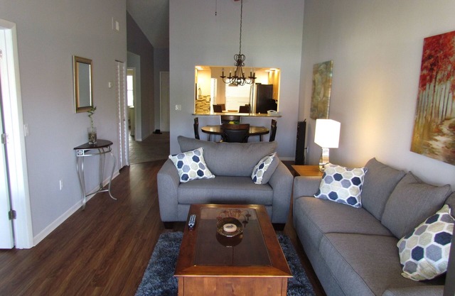 BREATHTAKING FULLY REMODELED 2BA/2BR Condo.Mins to beach.Email for discounts (2)