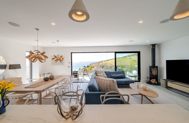 Breathtaking, new beach house with hot hub, EV charger, dog friendly & parking