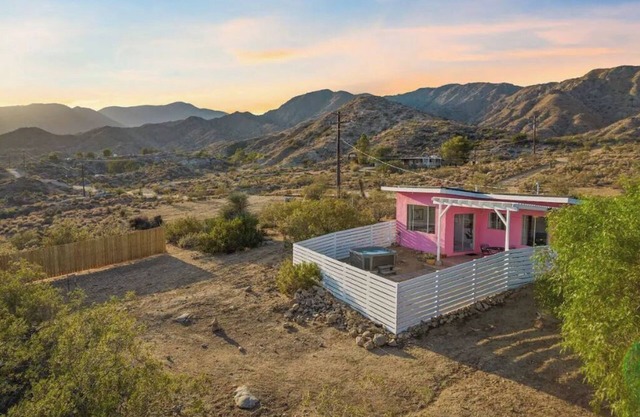 Breathtaking Views, Incredible Stargazing, Hot Tub & Cowboy Tub, on Private Lot