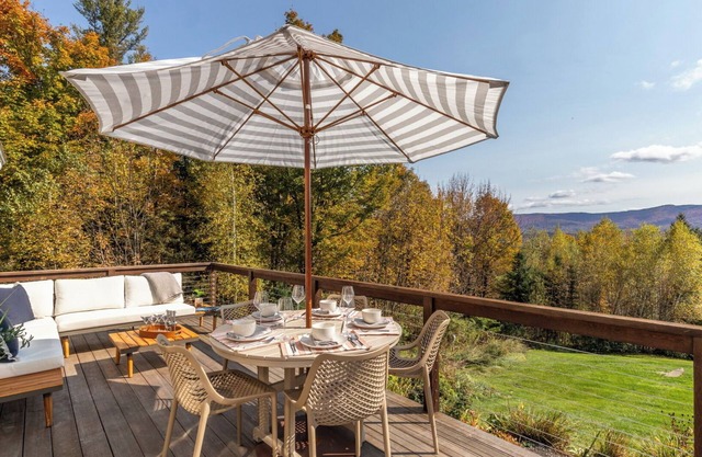 Breathtaking views, fire pit, pond!