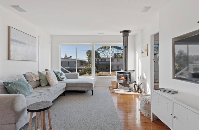 Breezeway Mollymook - A short walk to the beach & features an indoor & outdoor firepit!