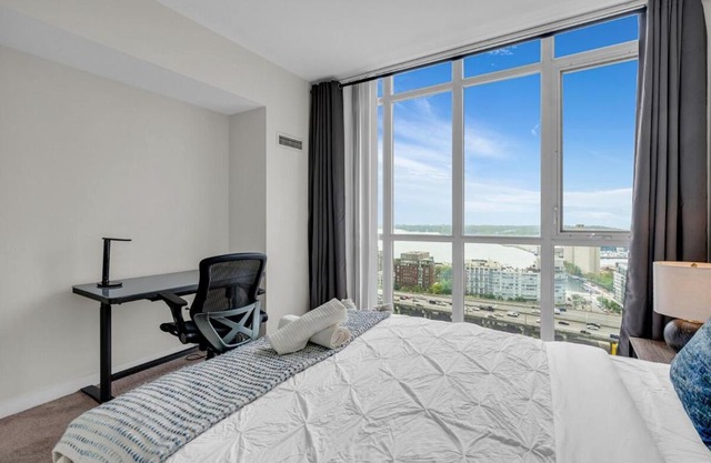 Breezy Lake And City Views - One Free Underground Parking