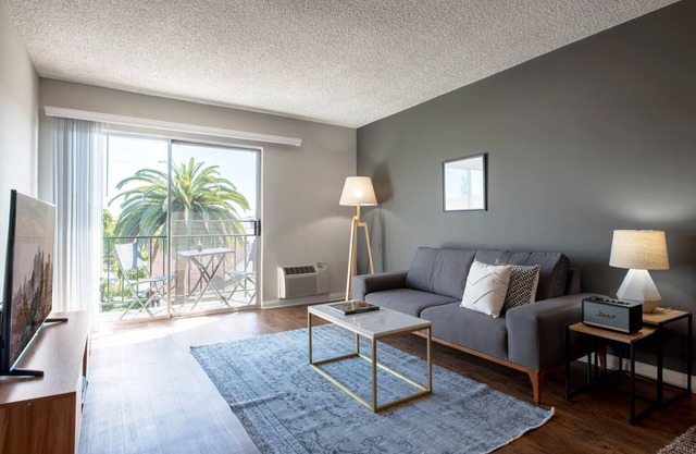 Breezy Santa Monica 1BR w/Pool, Spa, BBQs, walk to beach, by Blueground