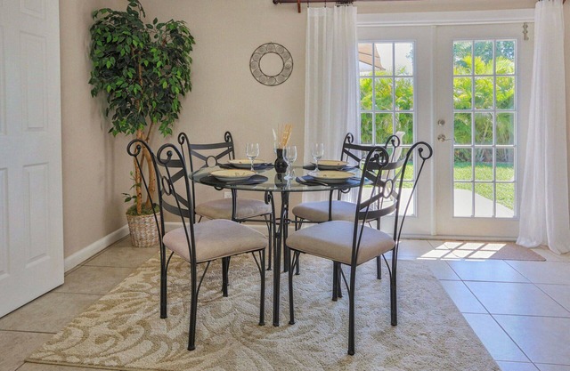 Breezy Villa - Minutes to Beaches - Fenced Yard - Pets Welcome - WiFi