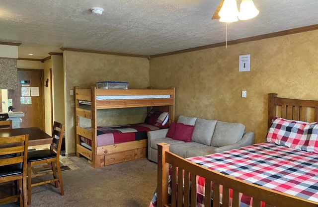 Brian Head Platinum Studio, Pool-Jacuzzi, Ski-In/Out, , Sleeps 7, Elevator