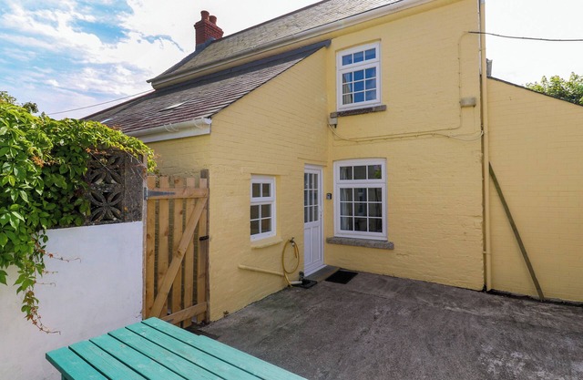 BRICK COTTAGE, pet friendly, character holiday cottage in The Lizard