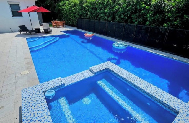 Brickell Enclave/Sunny Retreat with pool