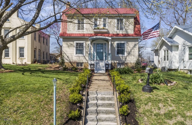 “Brickyard”-Recently Remodeled Dutch Colonial Revival in Downtown Cape Girardeau