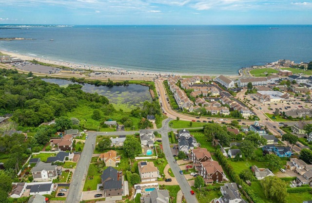 "Bricrist"-Private heated pool, walk to beach, central a/c, ocean views in Narragansett Pier!