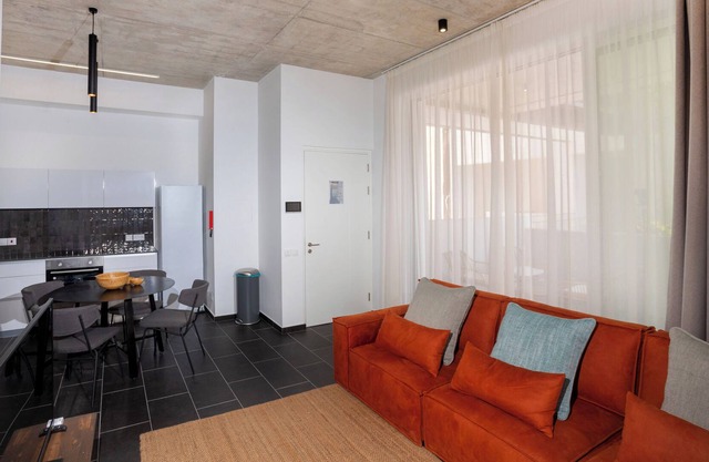 Bridge House 103 - 2Br Modern Apt close to beach and city centre