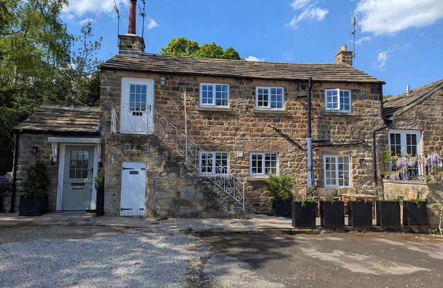 BRIDGE HOUSE COTTAGE, pet friendly, with open fire in Harrogate