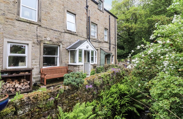 BRIDGEND COTTAGE, pet friendly, character holiday cottage in Embsay