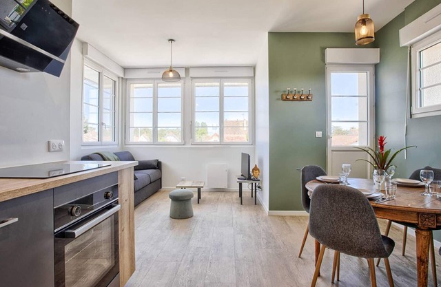 Bright apartment with 2 balconies, 600m from the beach