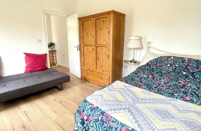 Bright 1 bedroom guest house retreat with free parking