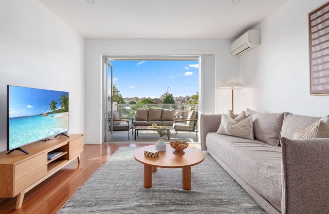 Bright 2-Bed Apartment with Balcony & Garage
