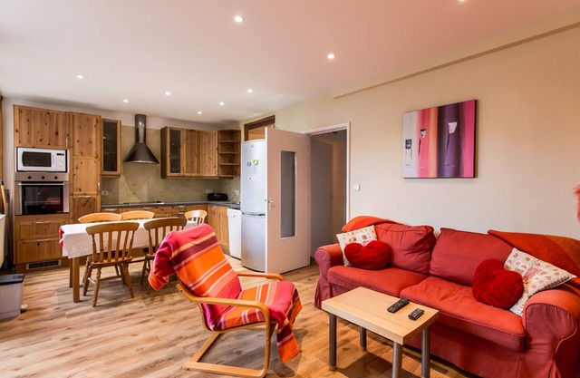 Bright 2BR Apartment Near Center, 5 Mins to Pistes, Free Shuttle, Parking, Balcony