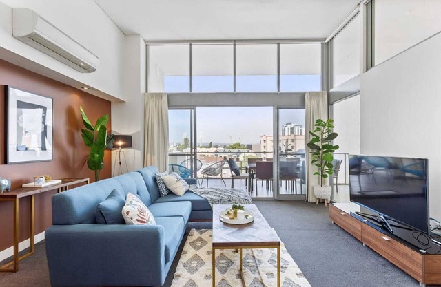 Bright 3bdrm City Skyline views CATBus,WACA,Optus