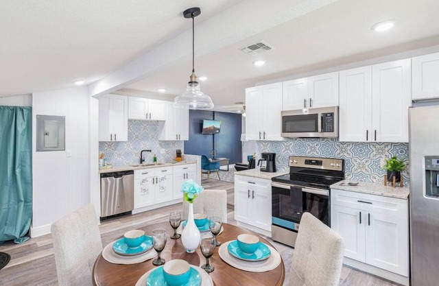 Bright 3BR Retreat Near Parks Pets Welcome + Wi-Fi
