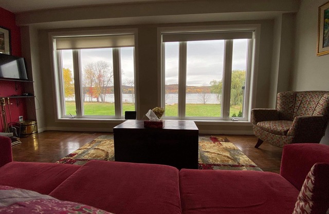 Bright airy cottage on Wilson’s baynnBoat and motor available for extra feen