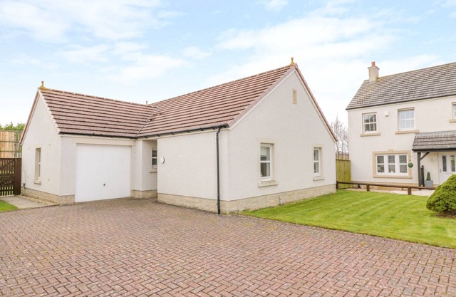 BRIGHT AND BEAUTIFUL, pet friendly, country holiday cottage in Ayr