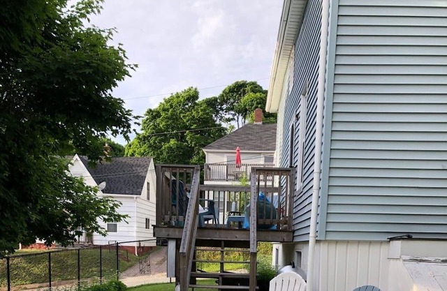 Bright and cheery historic home - walkable neighbourhood & short drive to beach!