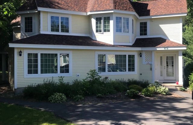 Bright and Spacious Kingswood Townhome Less than a Mile To Mount Snow, Sleeps 10