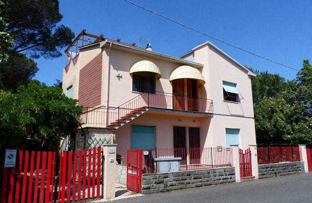 Bright and wide apartment only 100 mt from the sea