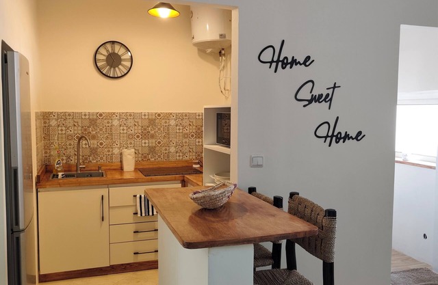 Bright apartment 5min from Twin, quiet Gauthier neighborhood.