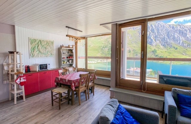 Bright apartment near slopes with balcony, sleeps 6, Wifi included!