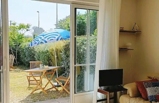 Bright apartment with private garden, pet-friendly in Barfleur