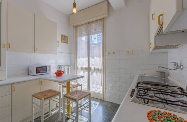 Bright apartment with balcony equipped with the main comforts to comfortably accommodate up to 3 people and very quiet thanks to the view on a silent internal street. The accommodation is located in the San Vitale district, a very green residential area,