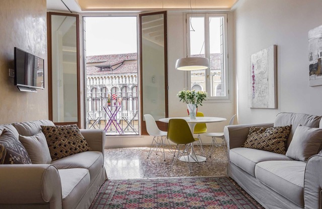Bright Apartment with open view on Campo Santo Stefano